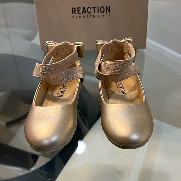 Kenneth Cole Reaction gold toddler shoes size 9 - Picture 3 of 7